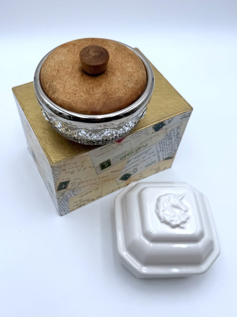 Vtg Pair Powder Jars 1930s Yardley Gardenia w Puff Wood Lid & 1980 Avon Unicorn - Picture 2 of 16